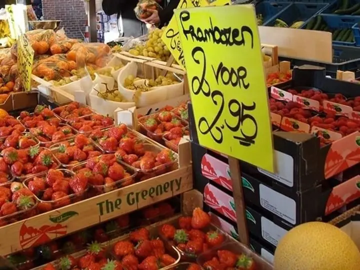 Dozen fruit zoals aardbeien, frambozen en druiven op een kraam tijdens de weekmarkt in Egmond aan Zee