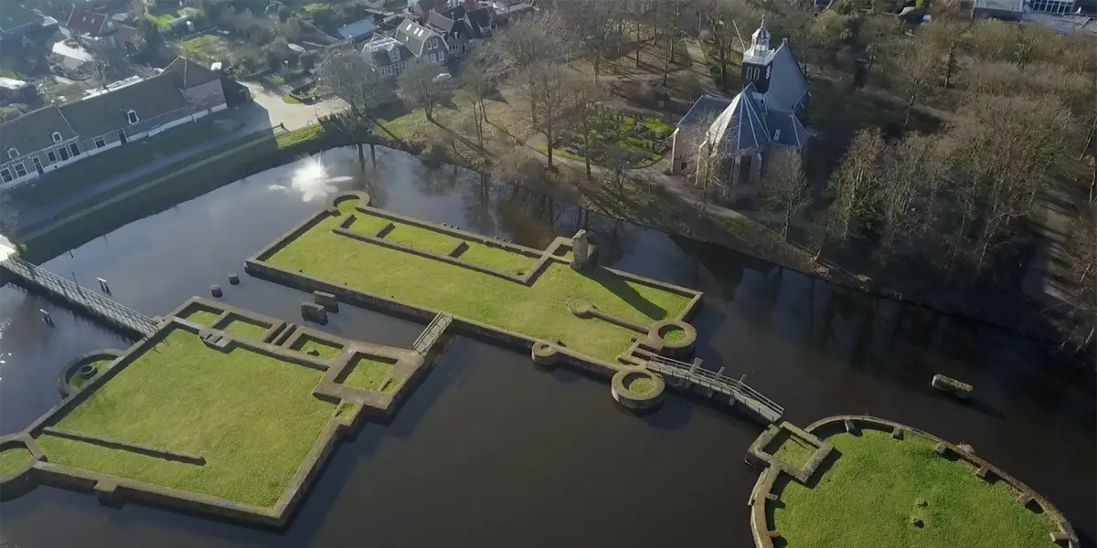 Luchtfoto van de fundamenten van Slot op den Hoef in Egmond, met daarnaast de Slotkapel