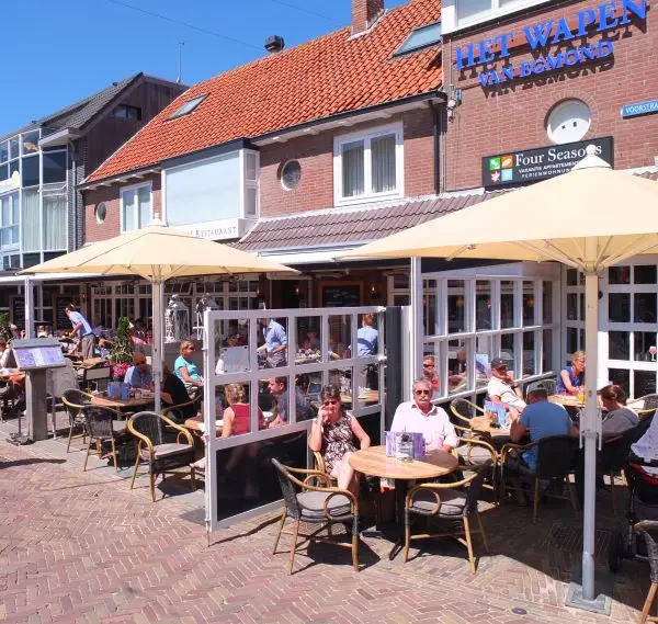 Mensen op terras Egmond aan Zee in de zon