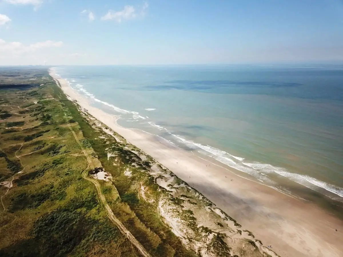 Luchtfoto van de kustlijn bij Egmond aan Zee met de duinen, het strand en de zee
