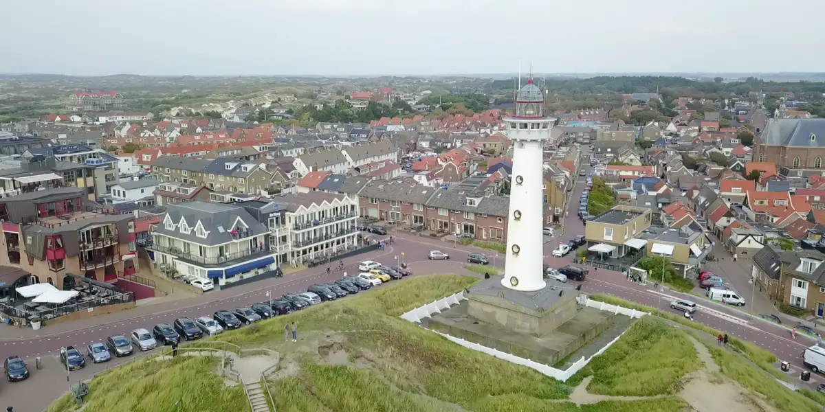 Zicht vanuit de lucht  op Vuurtoren van Speijk en het dorp Egmond aan Zee