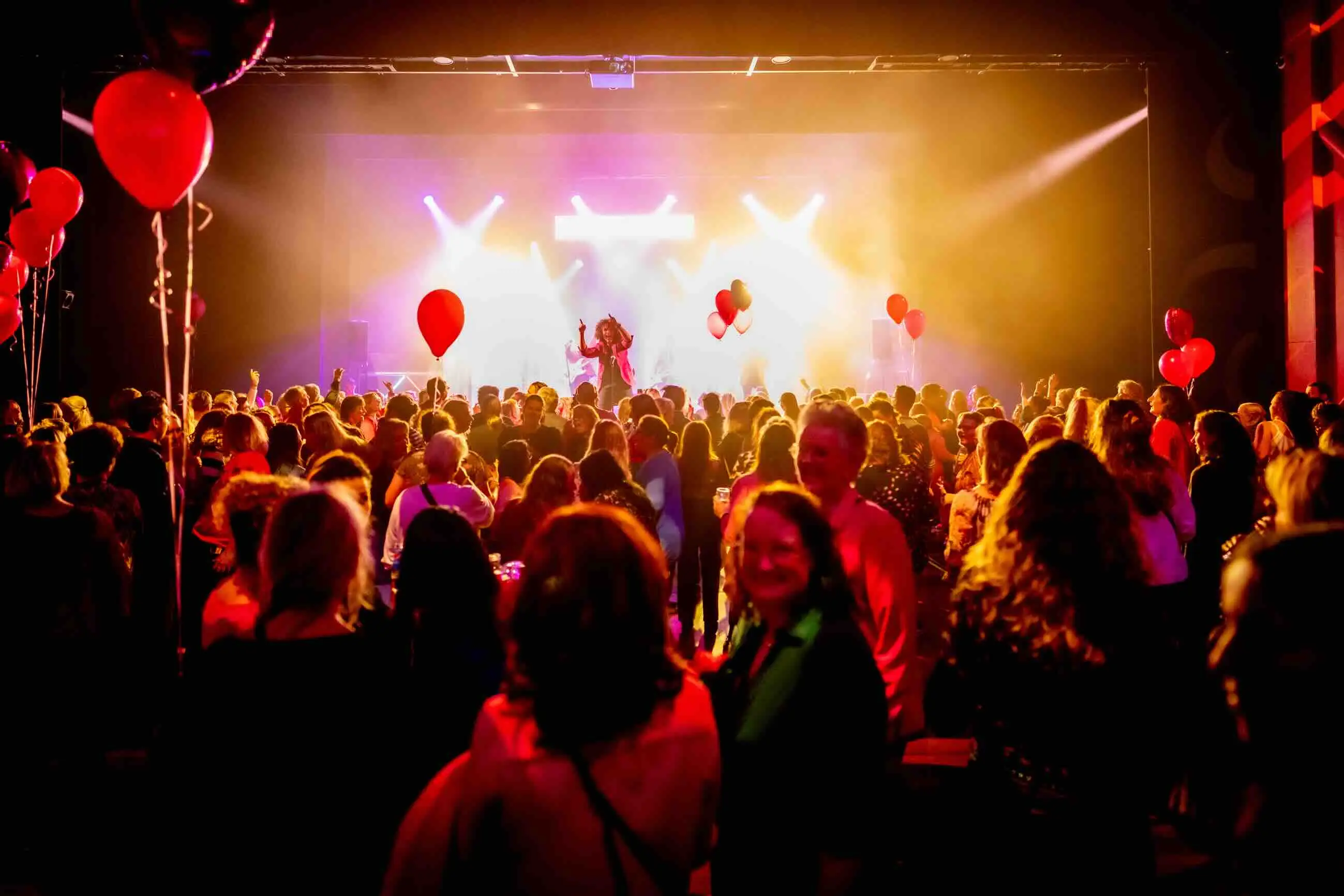 Een grote zaal van Cool waar een evenement wordt gehouden met allemaal mensen op de voorgrond