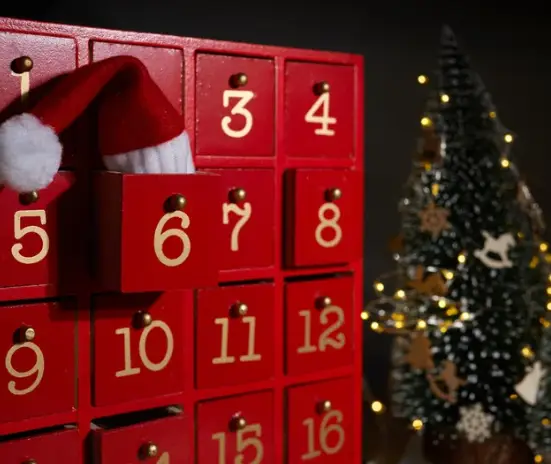 Adventskalender met een kerstmuts