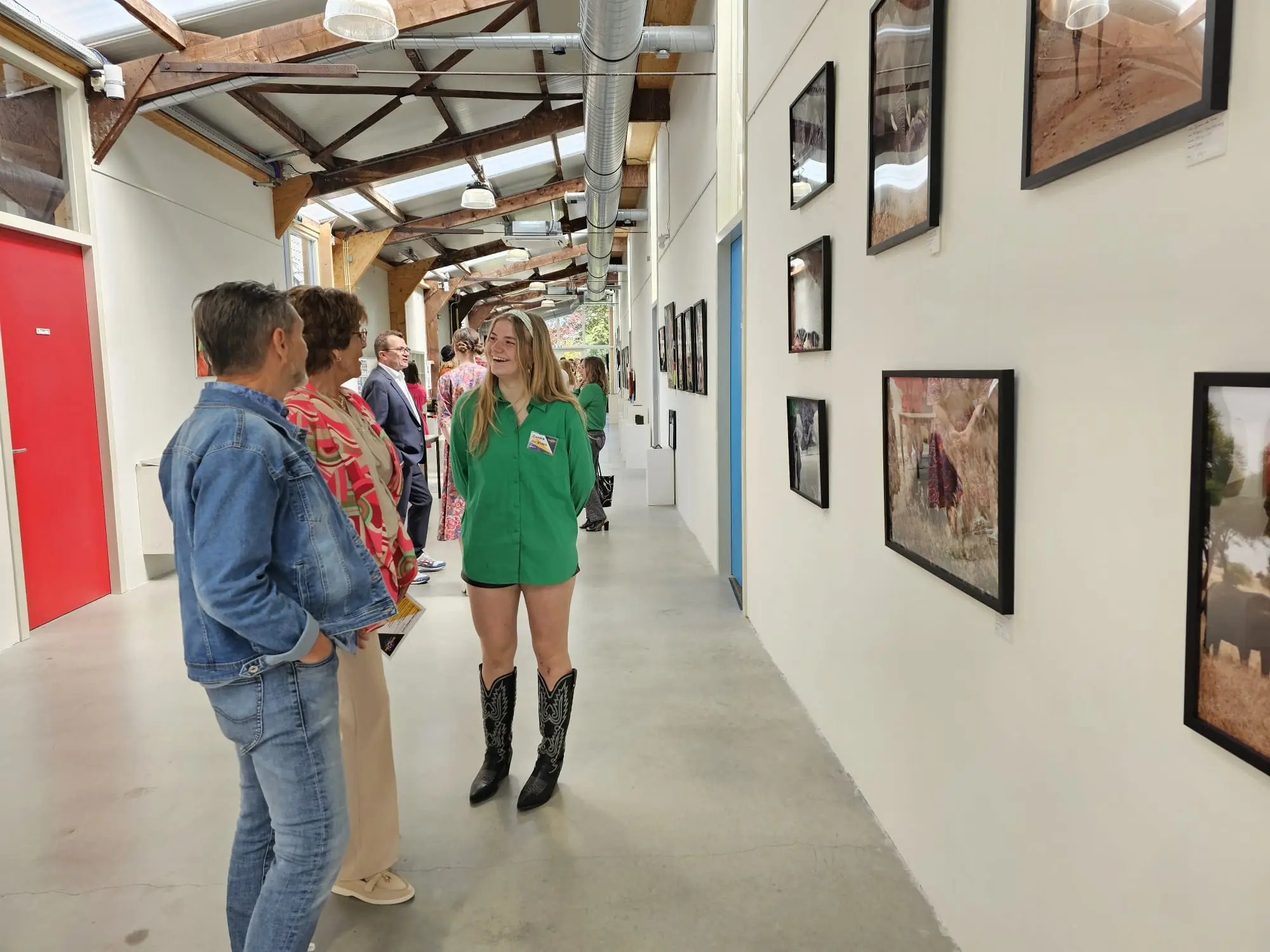 Jongeren bij schilderijen op de kunst expositie