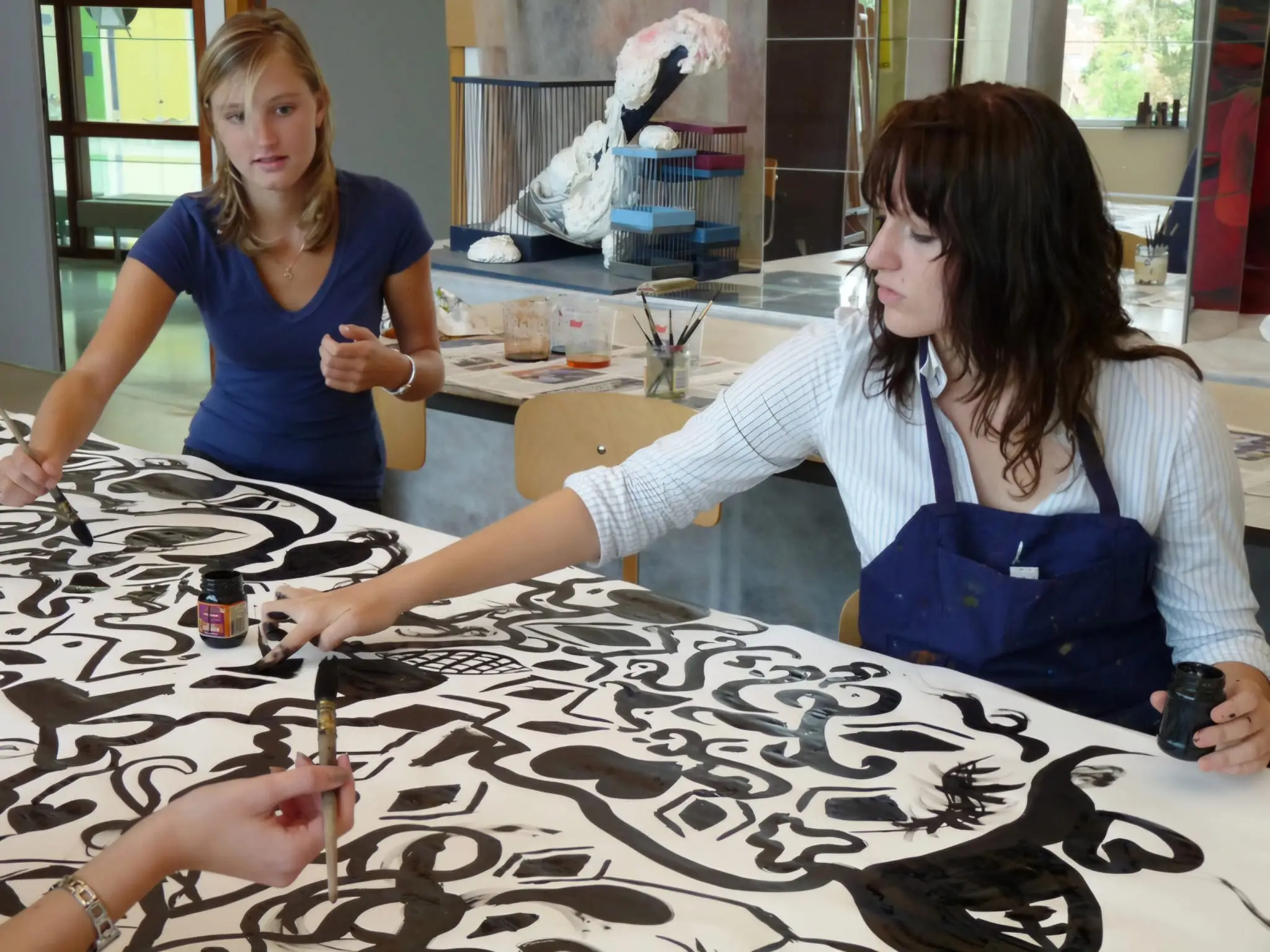 Twee vrouwen zijn aan het schilderen