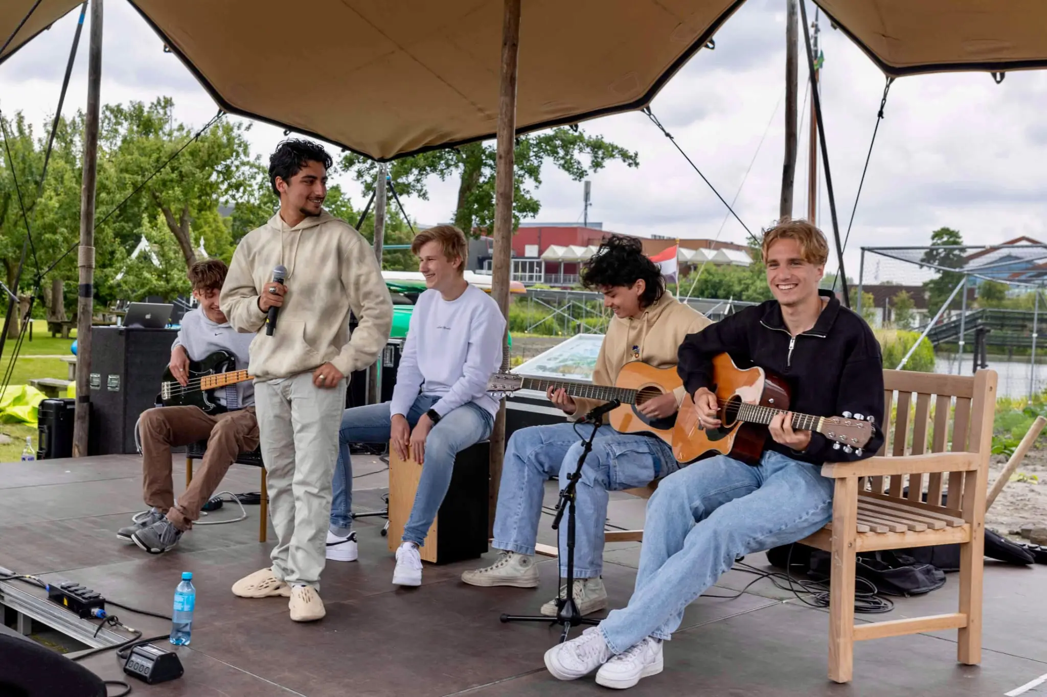 Jongeren achter de zang en gitaar in Museum BroekerVeiling