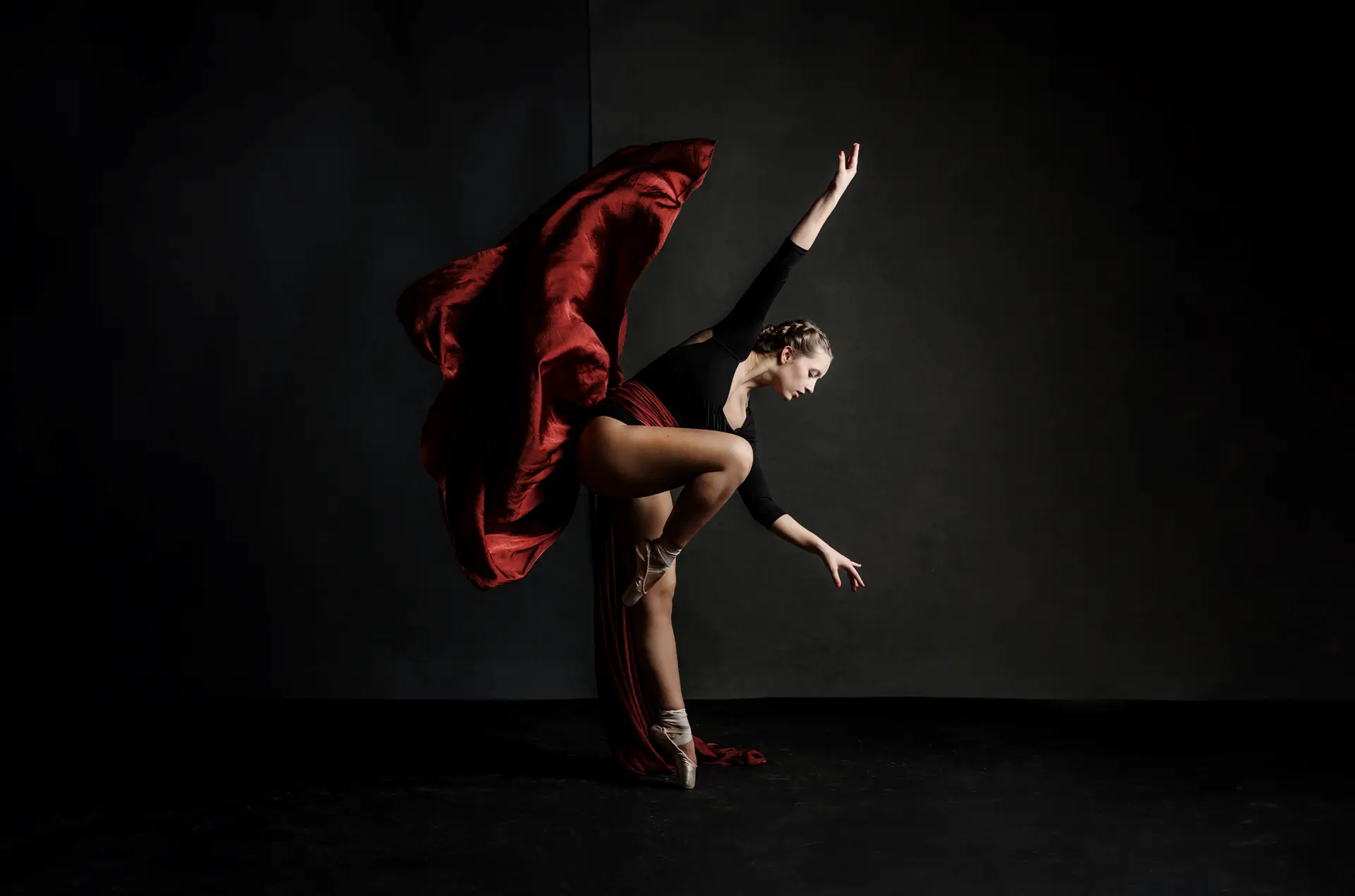 Ballet danseres met een rode rok.