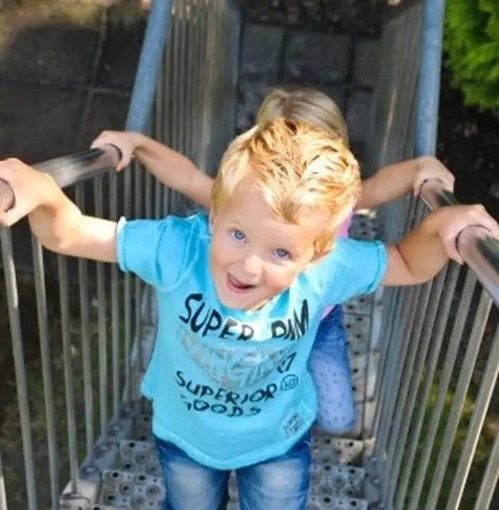 Kindje op de glijbaan trap