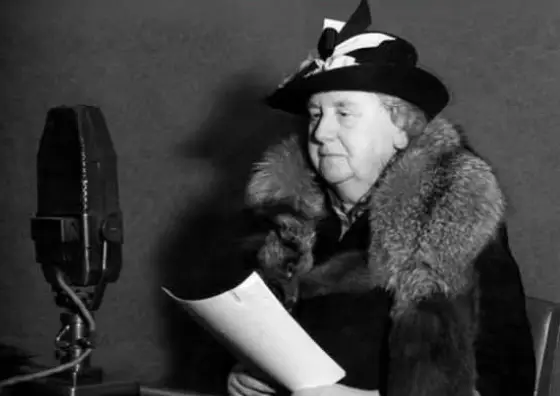 Juliana die verteld over de bevrijding achter een microfoon