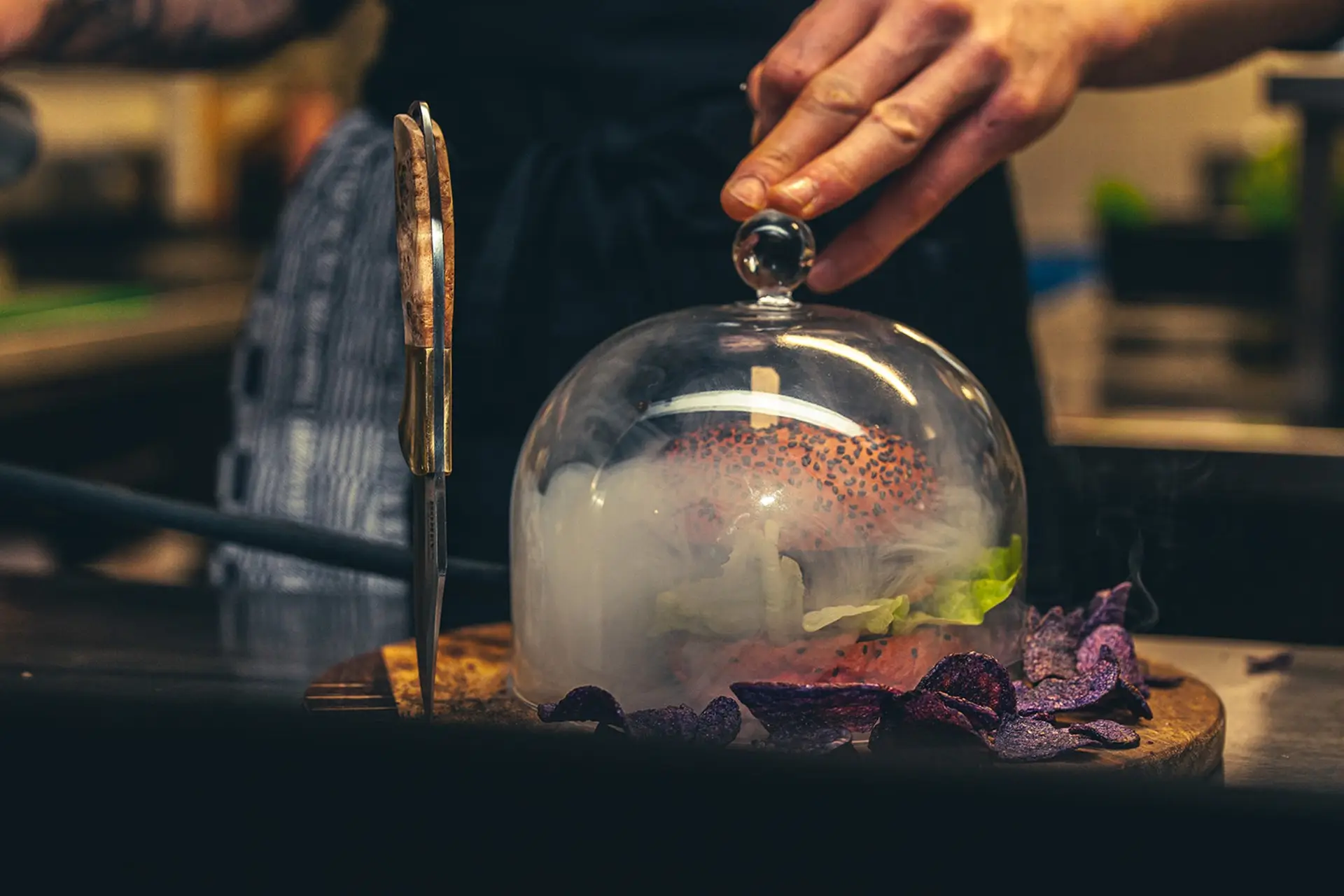 Eten en drinken op een tafel vanaf boven gefotografeerd
