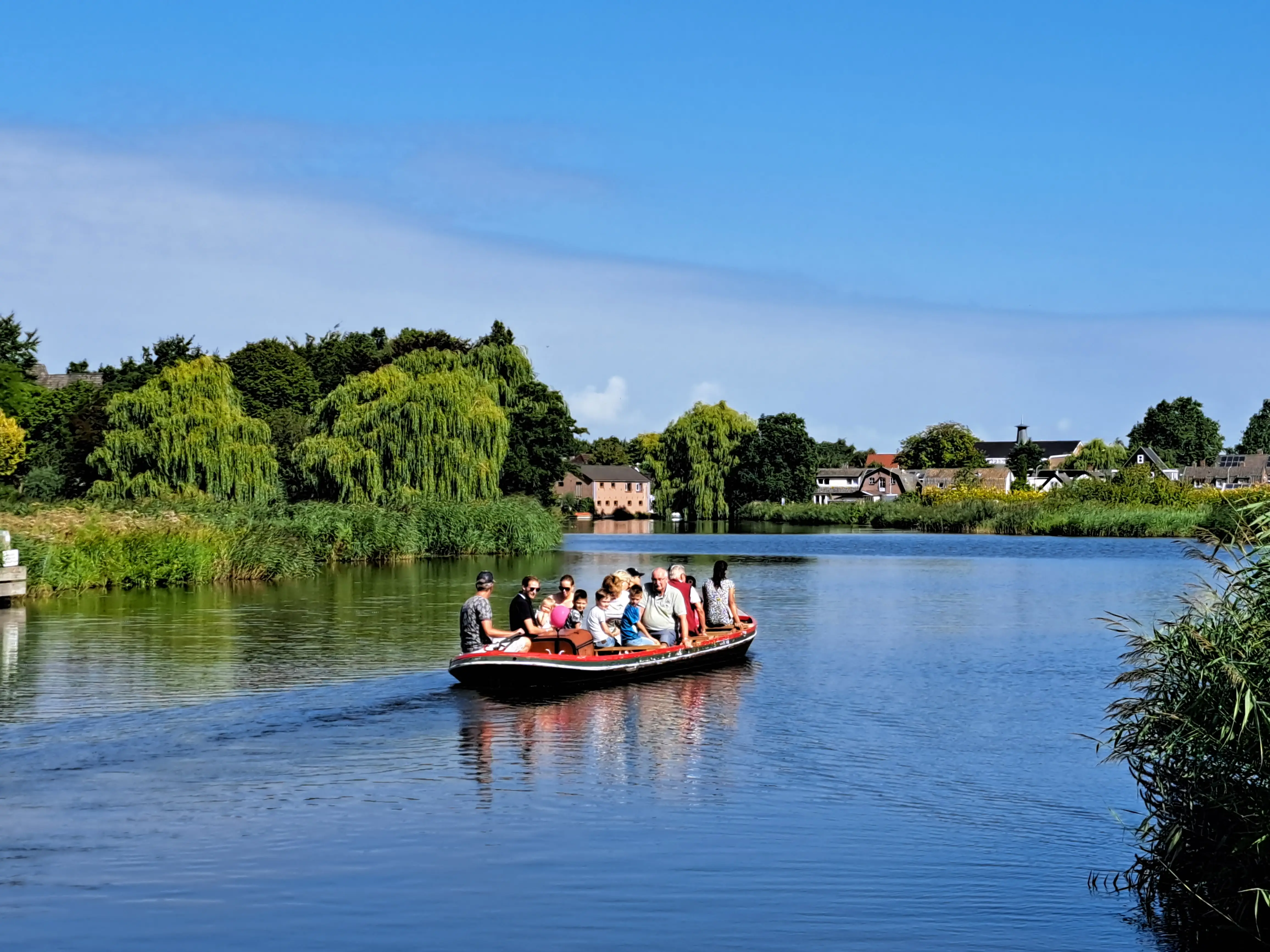 Broekervaart boot van verderaf met mensen aan boord.