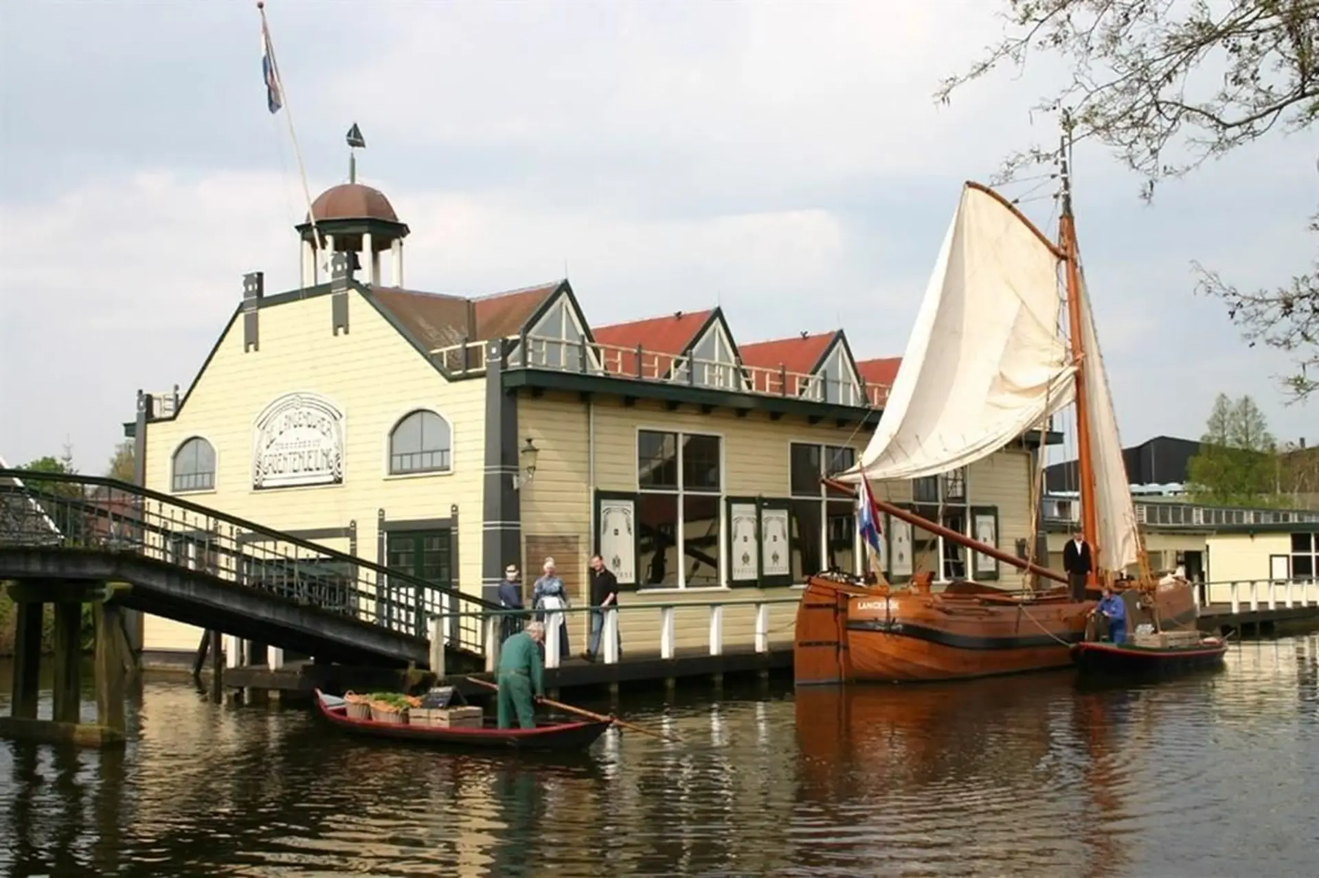 Museum BroekerVeiling met een schuit ervoor.