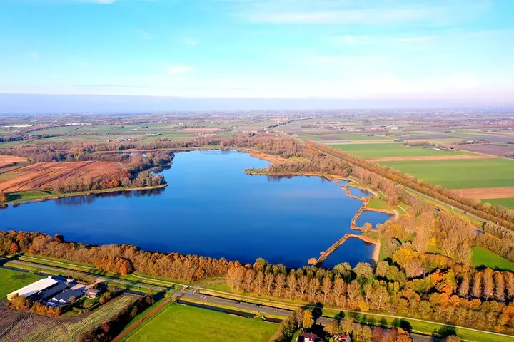 Geestmerambacht vanuit de lucht met de daaromheen liggende bomen, polders en huizen