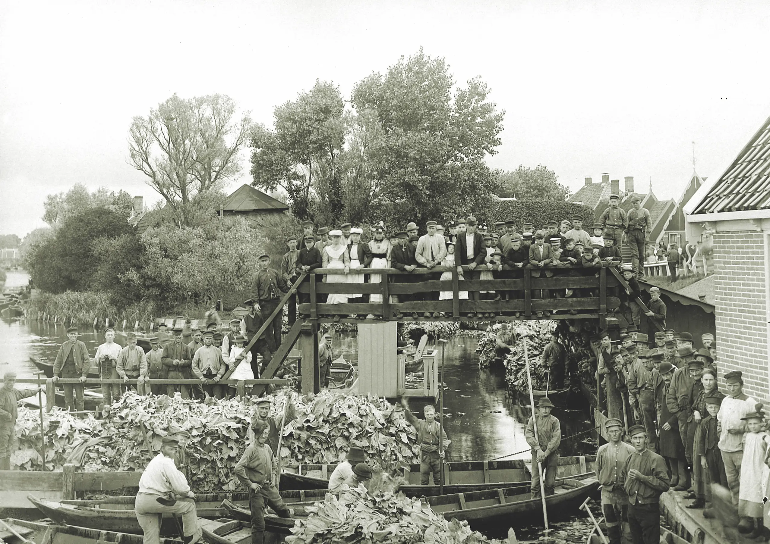 Geschiedenis foto met allemaal kinderen op een brug