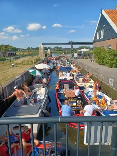 Heel veel boten in de sluis