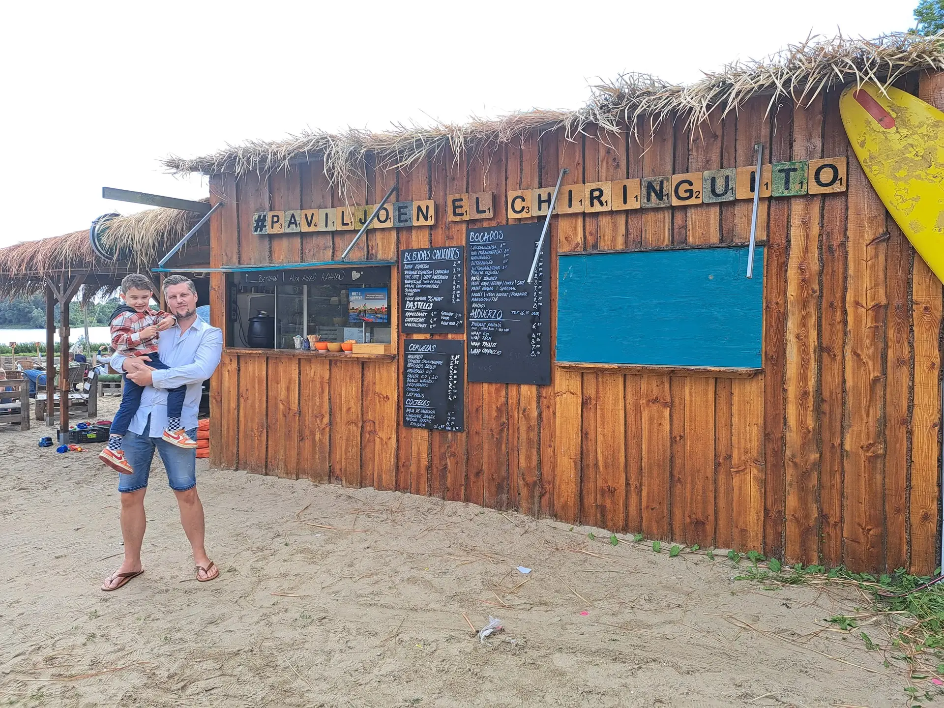 Eigenaar naast de bar bij El Chiringuito