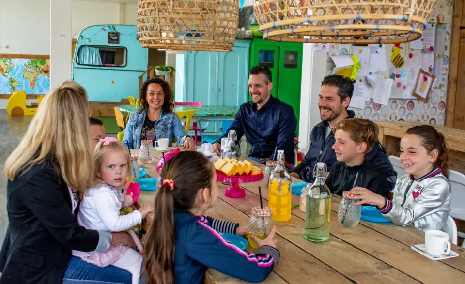 Vue Heerhugowaard van buiten met verlichting aan