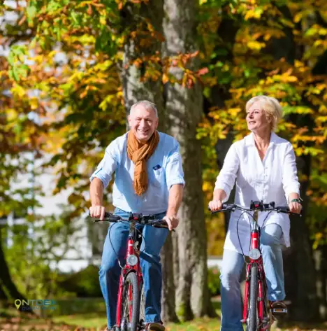 Twee senioren op de fiets