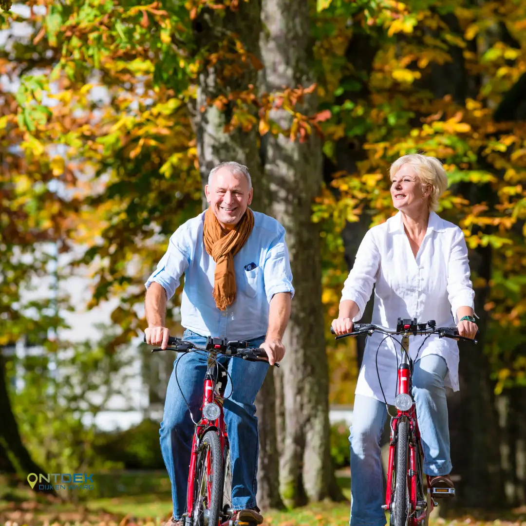 Fietsende senioren op de fiets