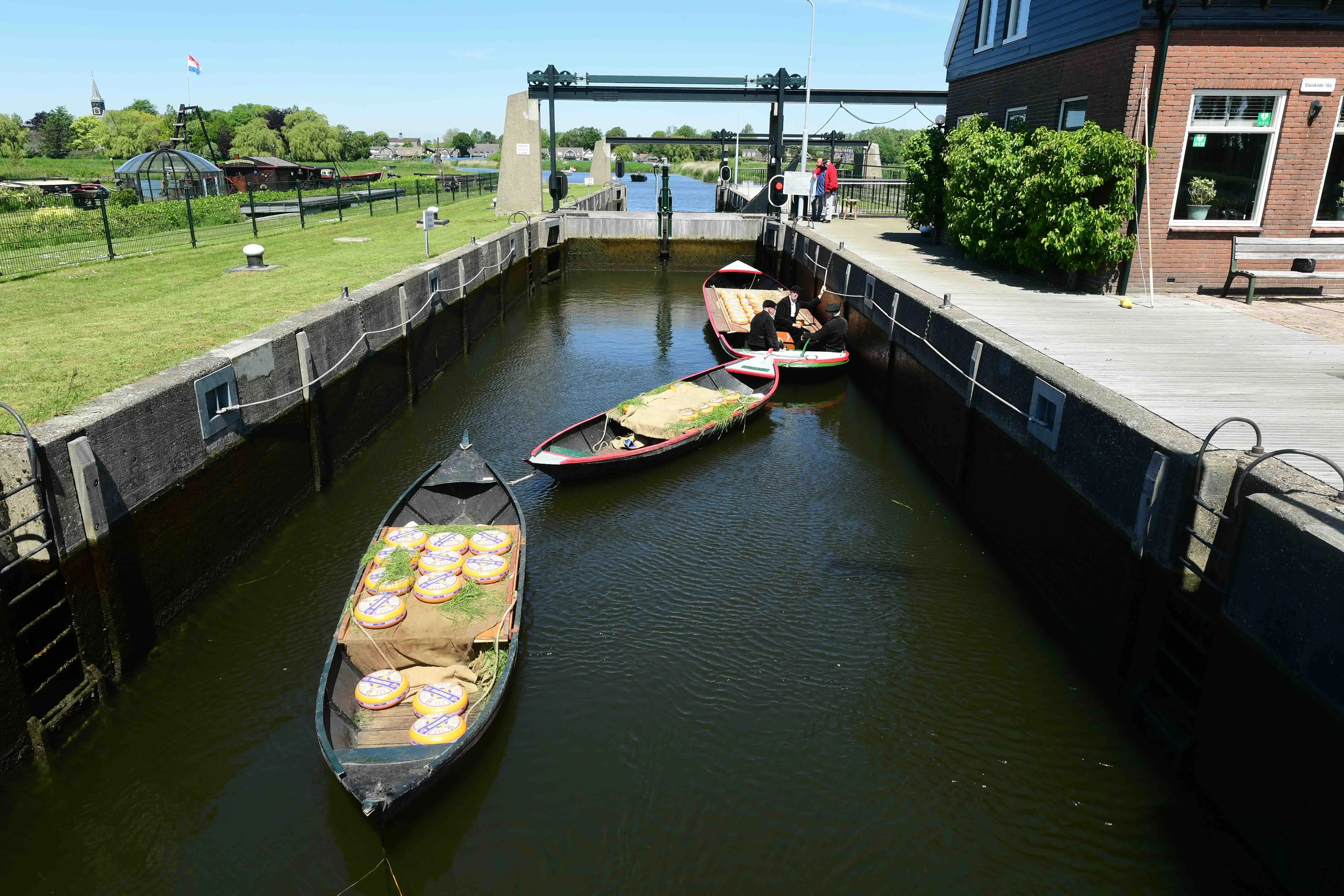 De Sluis met een aantal bootjes er in.