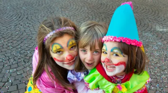 Verklede kinderen voor carnaval
