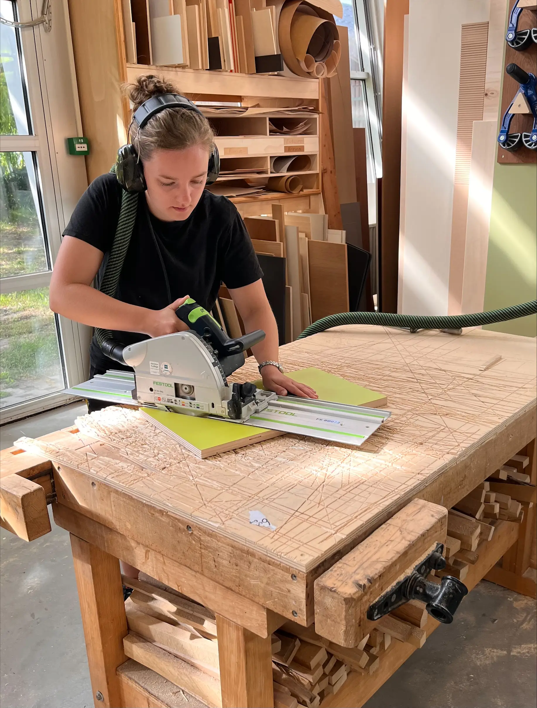 Leerlingen van het Tallandcollege werken aan nieuwe houtwerken