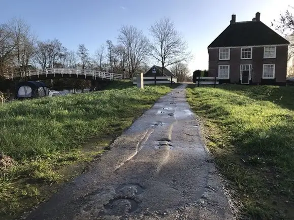 Huis met brug