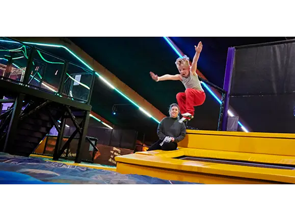 Meisje dat Trampoline springt