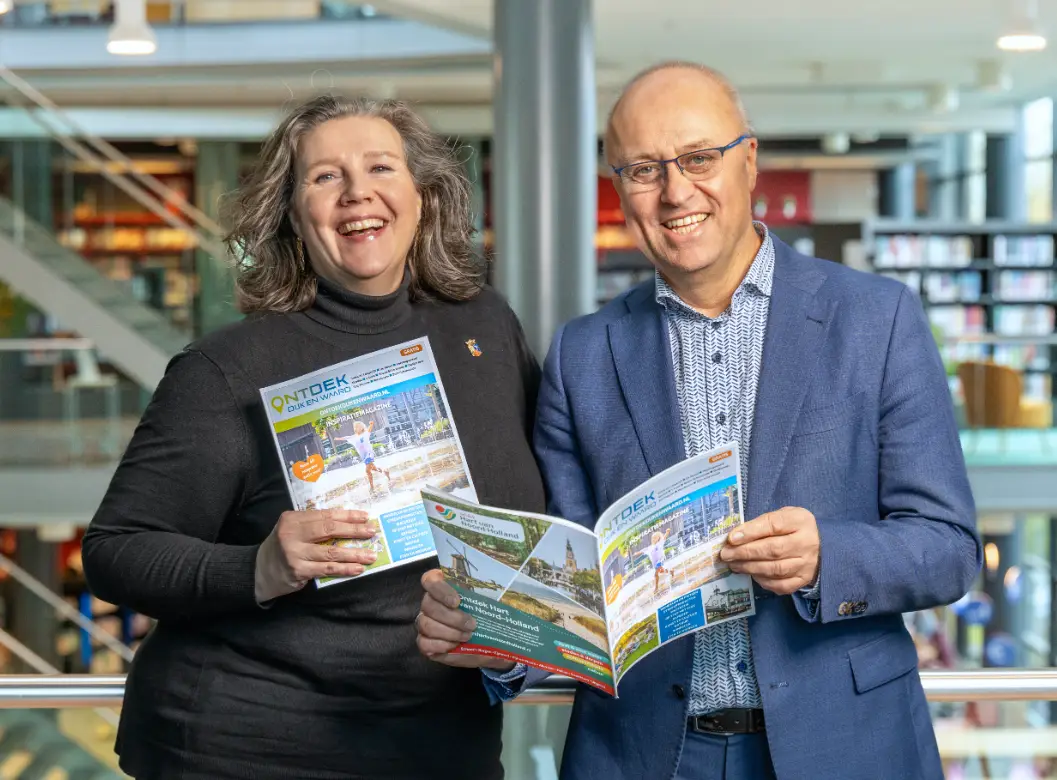 foto van de presentatie van het magazine door wethouder Ruiten en wethouder Leibbrand