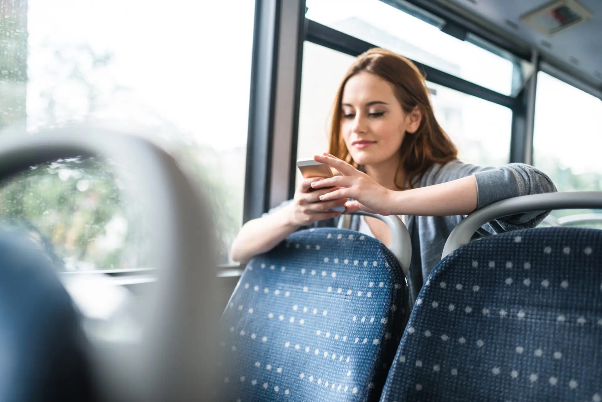 Mevrouw op telefoon in de bus