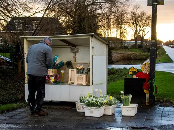 Meneer bij Bloemenstal