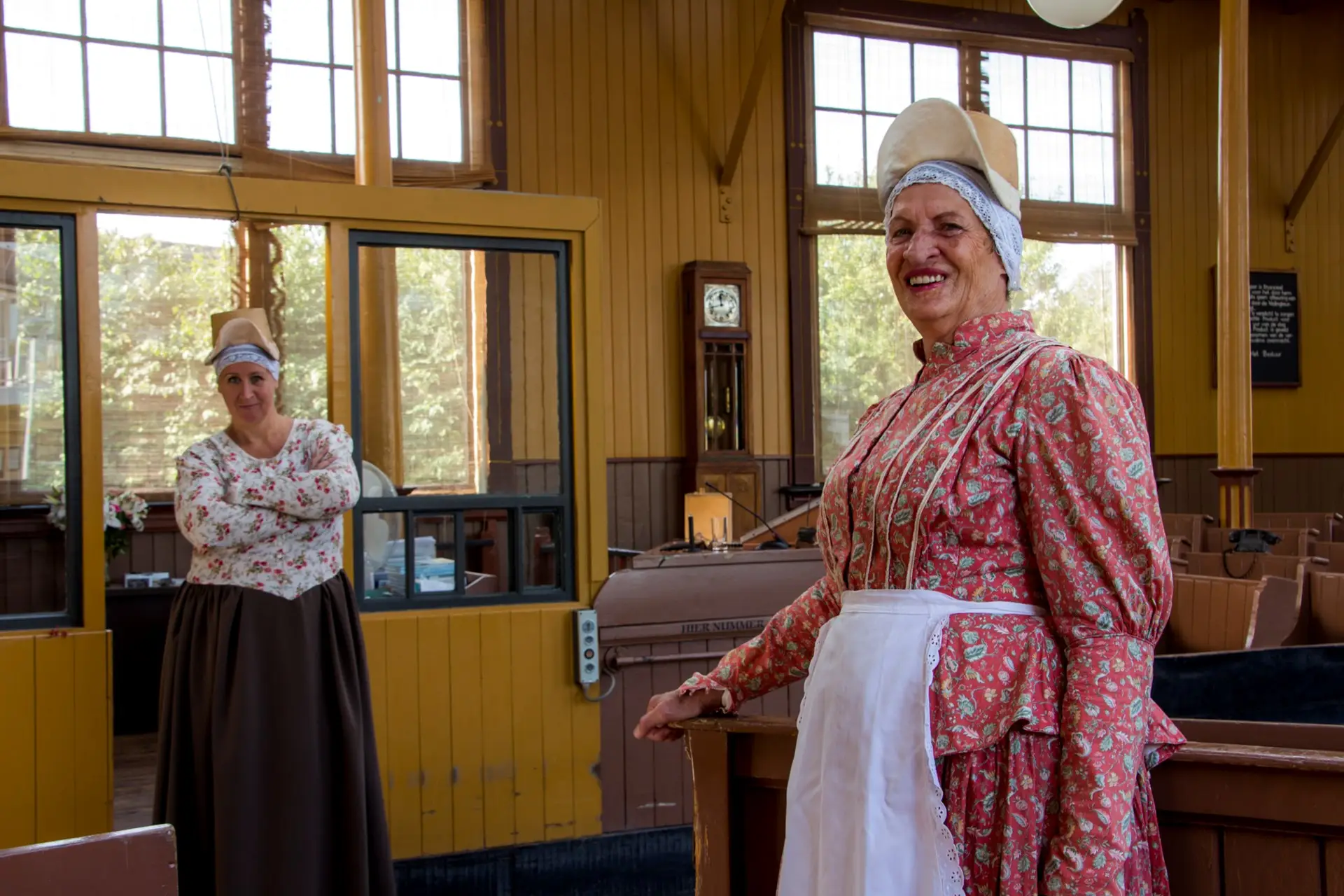 Vrouwen in klederdracht in Museum de Broekerveiling