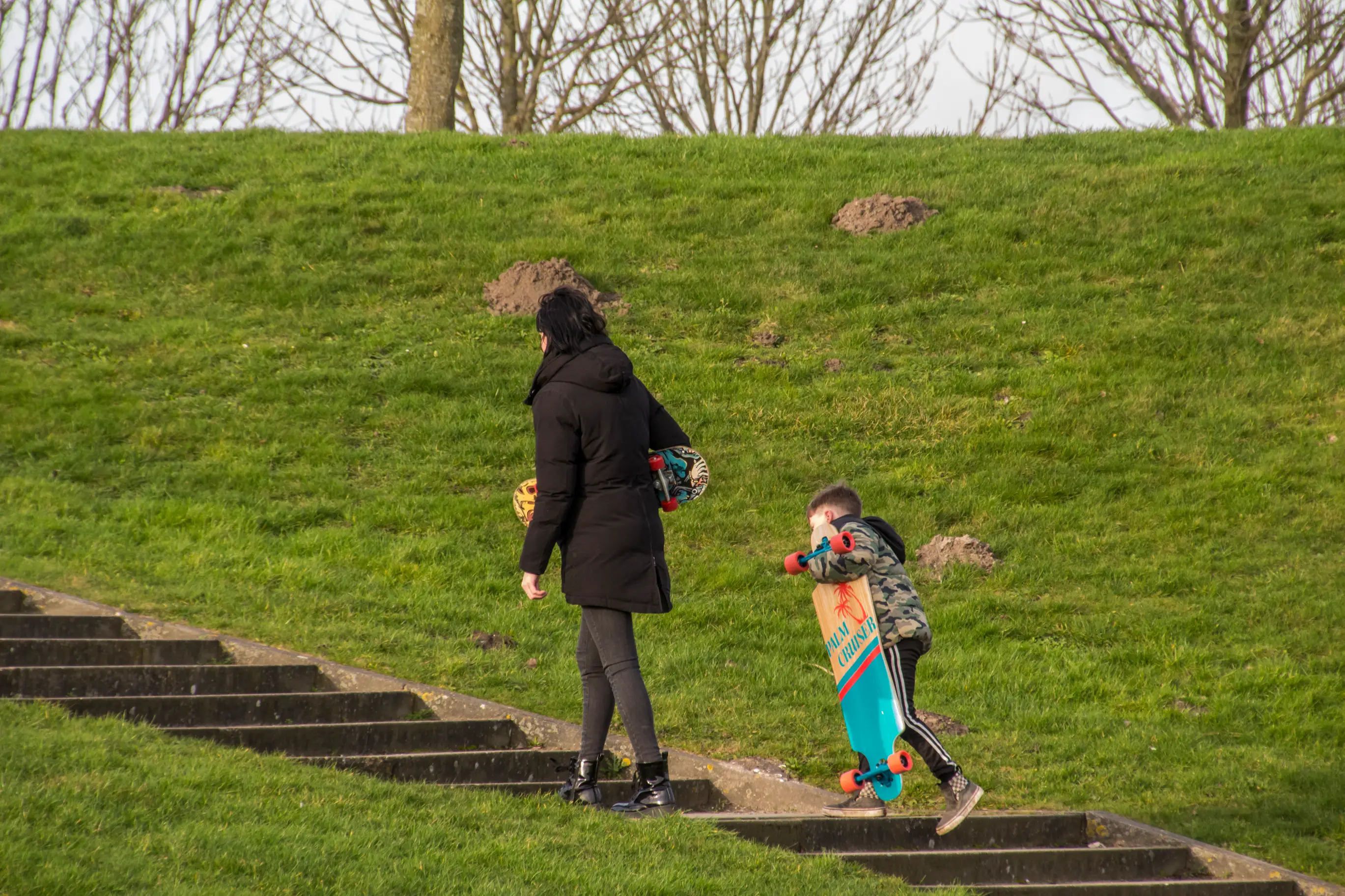 Moeder en zoon met Skateboard