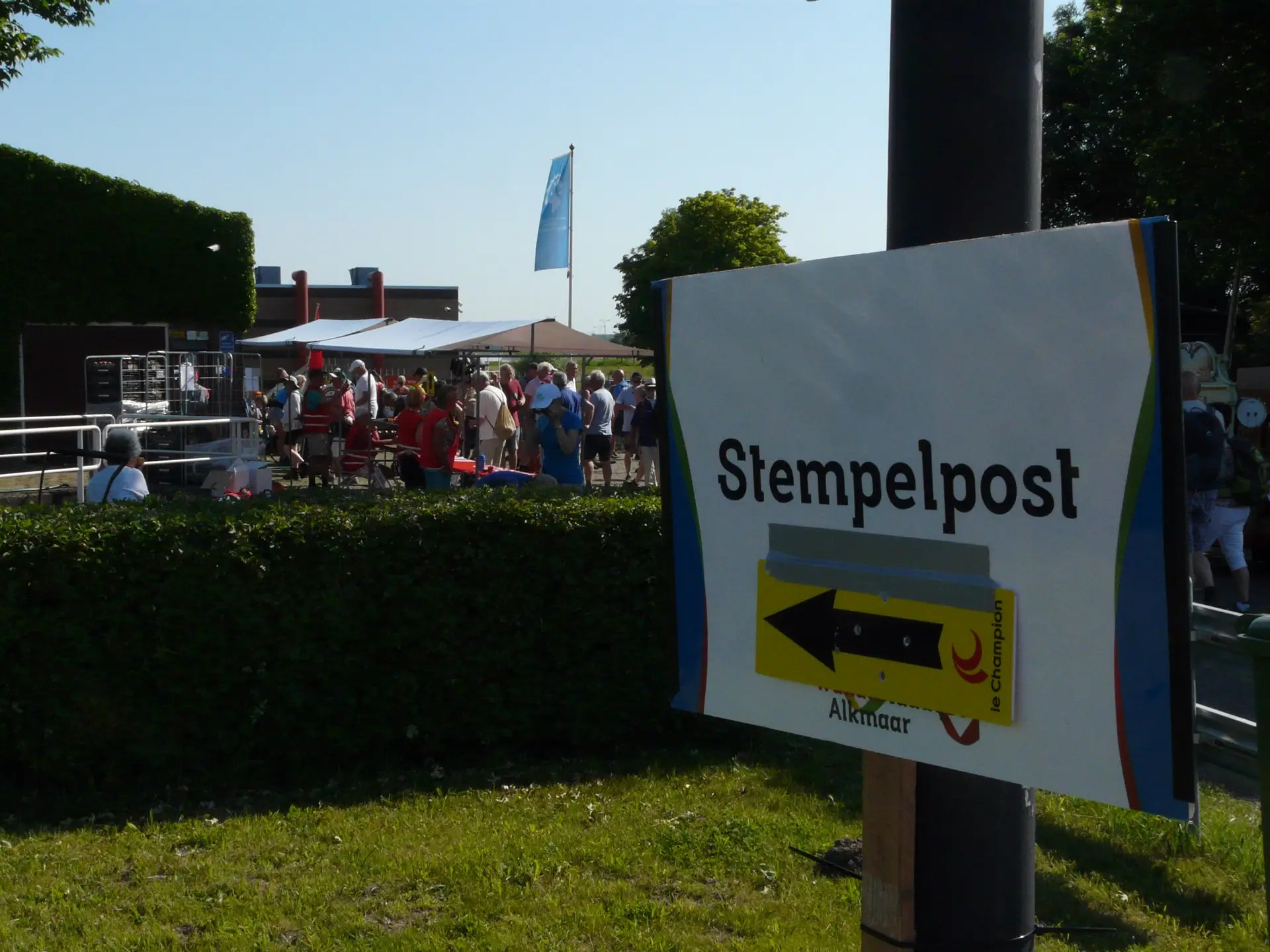 Stempelpost bij het poldermuseum, bord met een pijl