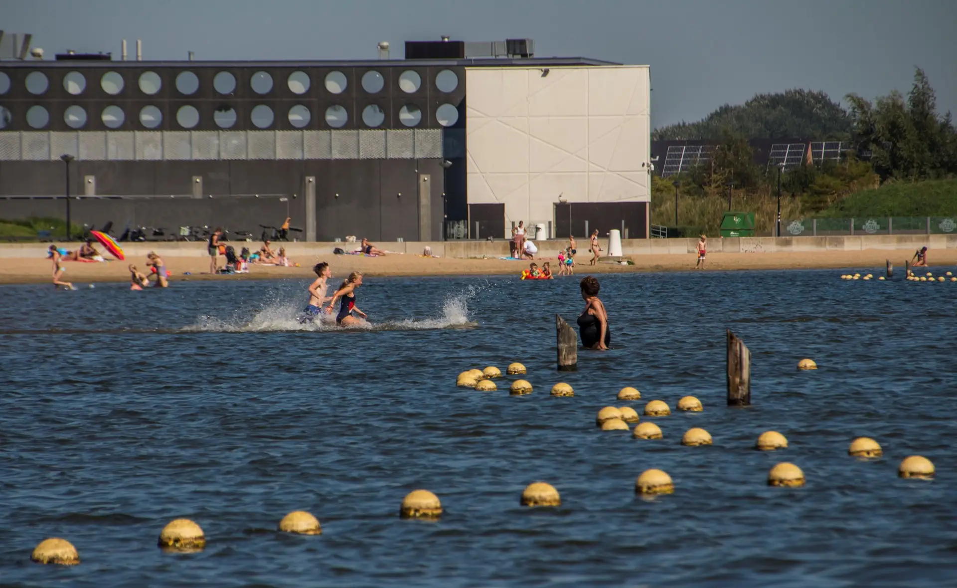 Strand van Luna vanuit het water