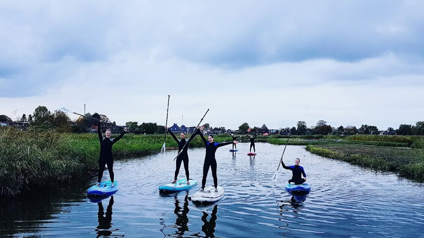 Groep meiden die staan op een supboard