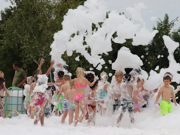Waanzinnig Festival, kinderen spelen in het sop.