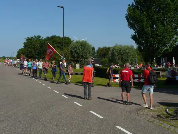 Lopende wandelaren tijdens de wandelvierdaagse