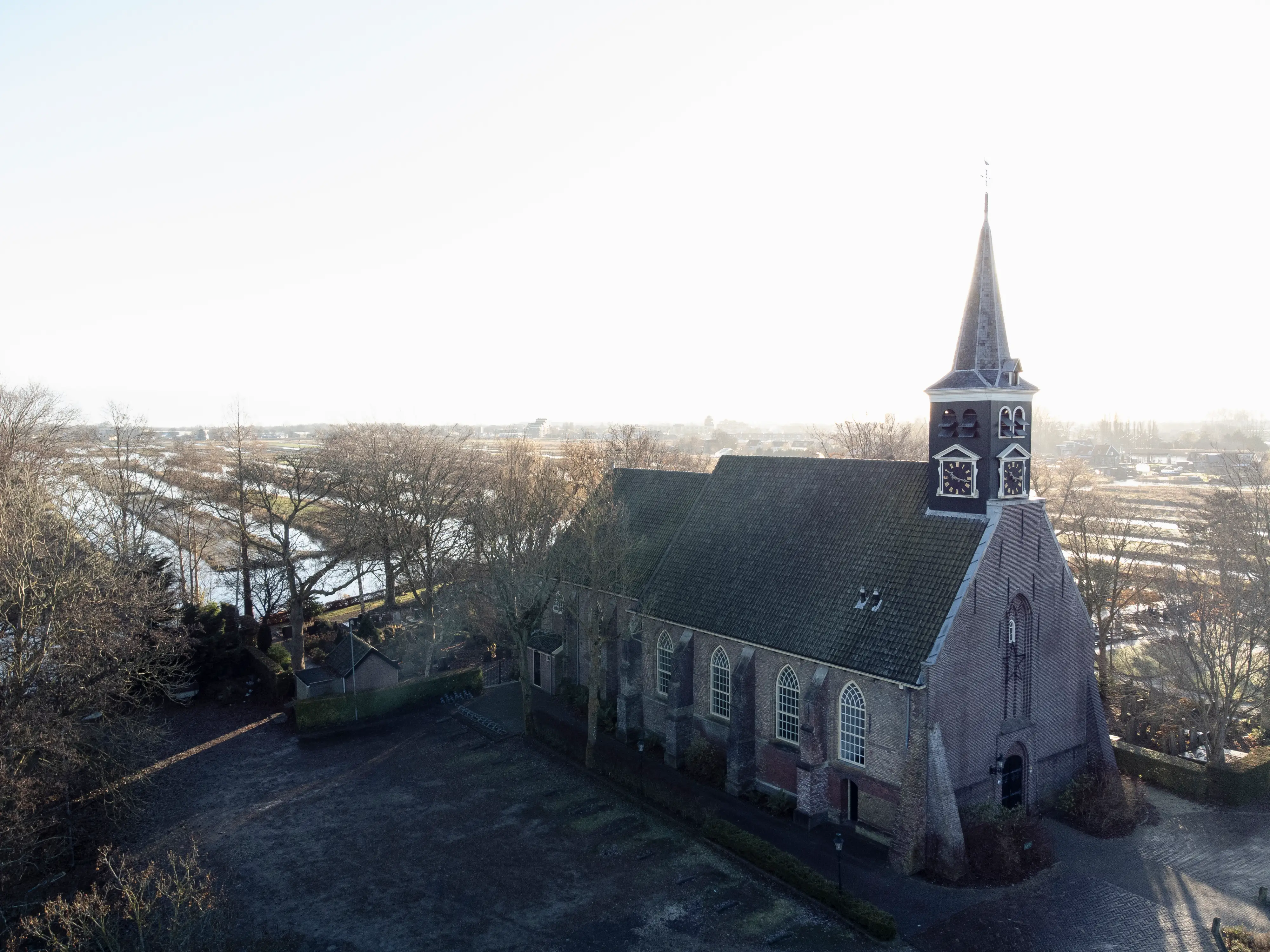 Kerstboom met kerstballen op de voorgrond bij Wonders