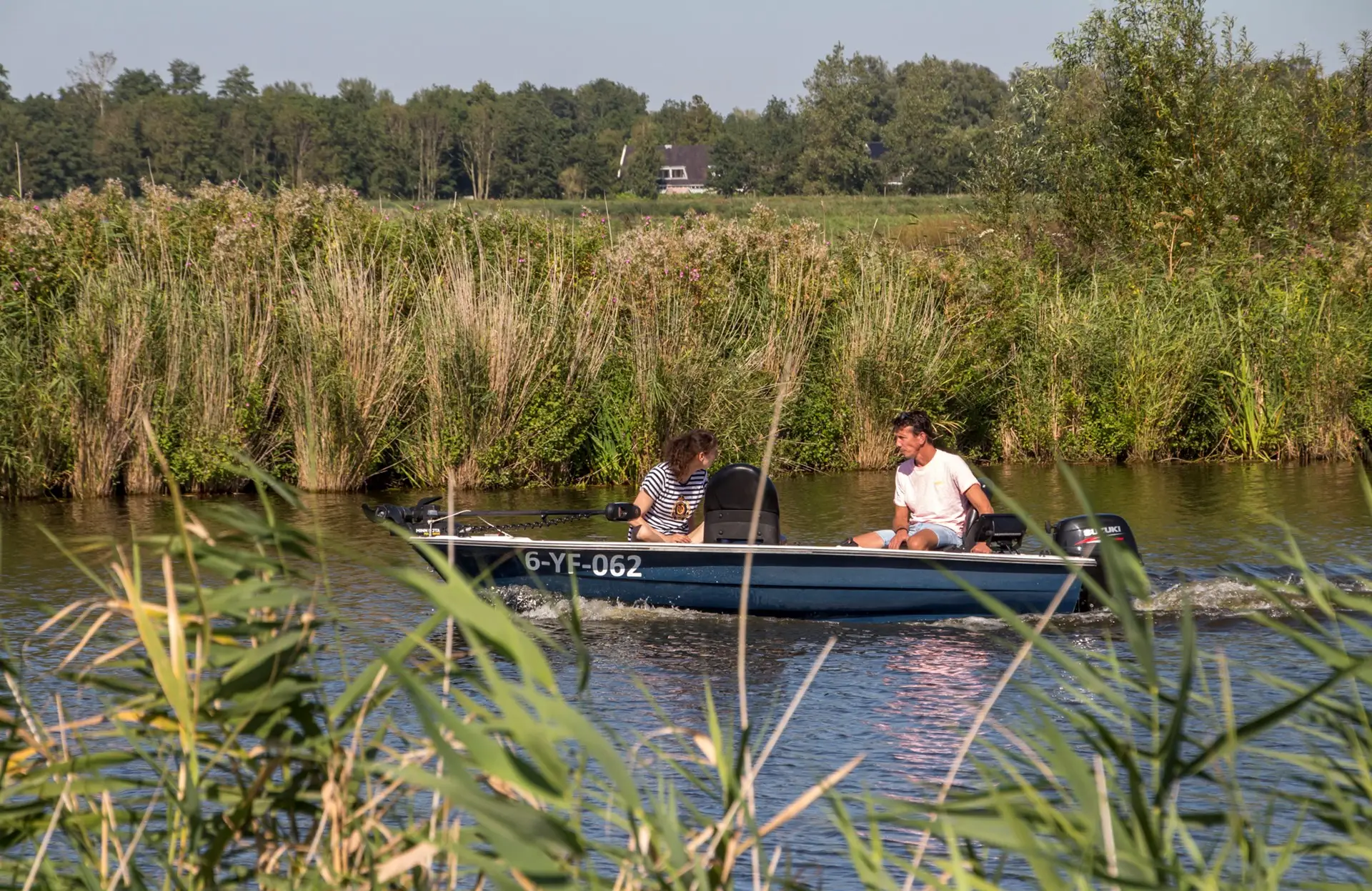Mensen op een bootje varen door Dijk en Waard