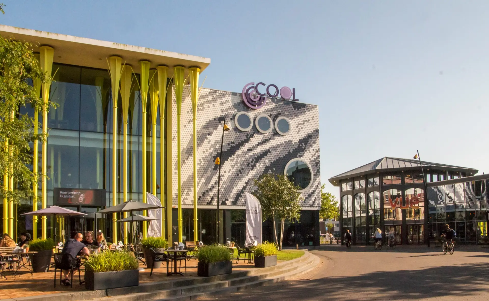 Cool Kunst en Cultuur vanaf de buitenkant met hierop het gebouw en de gele palen