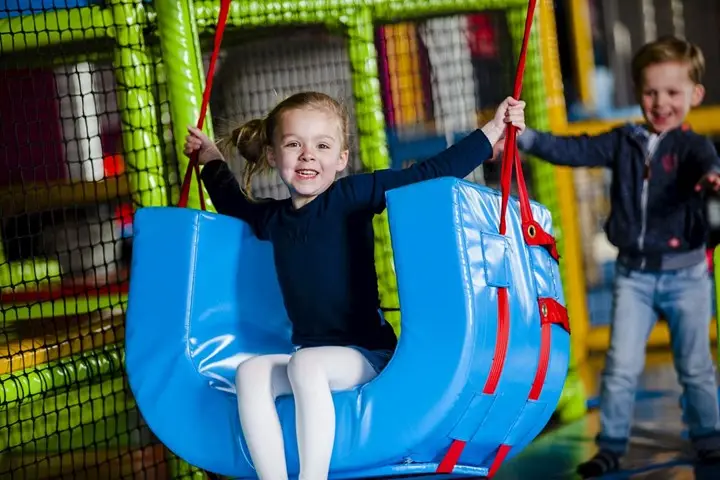 Meisje aan het spelen in ballorig