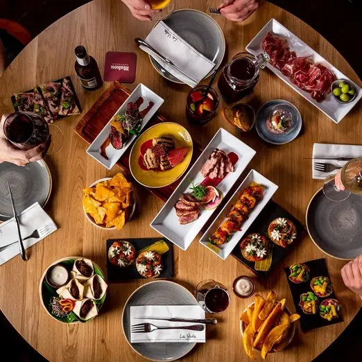 Heel veel eten op tafel in een restaurant