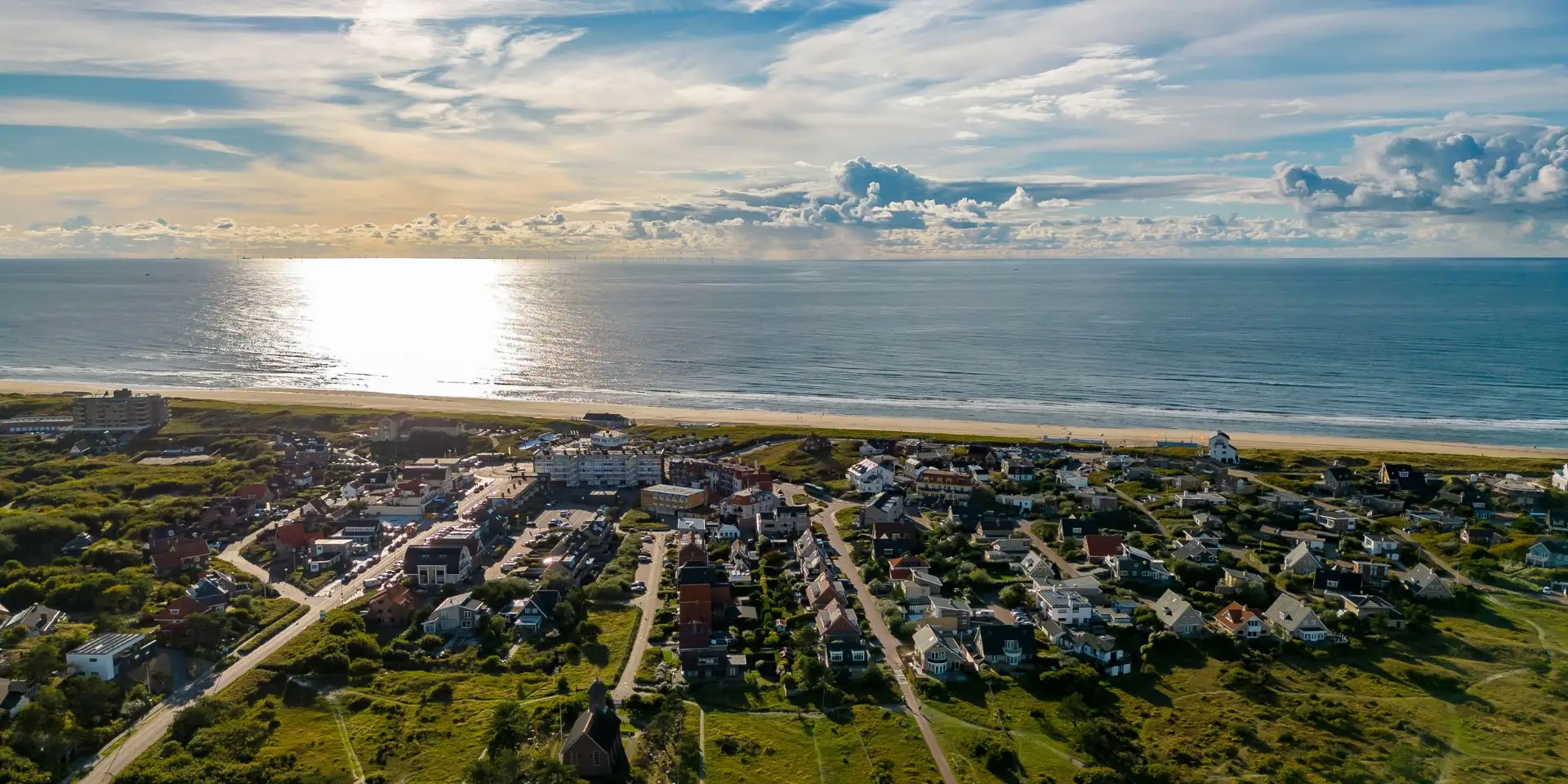 Bovenaanzicht strand aan de noordzee