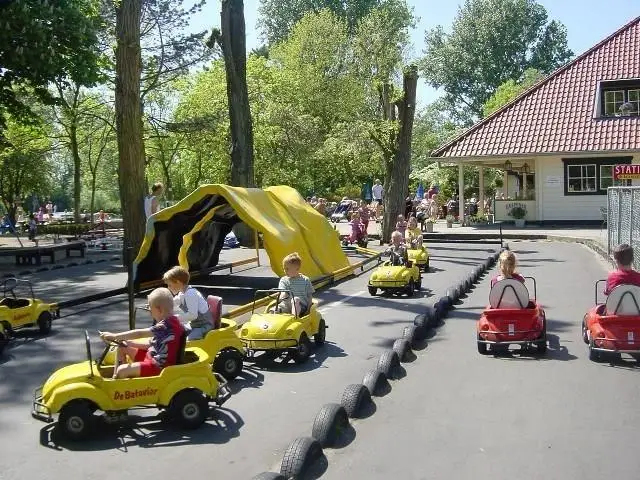 Kinderen in kleine autootjes bij Speelpark Batavier
