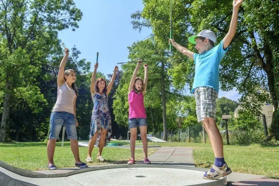 Een gezin enthousiast op de midgetgolfbaan