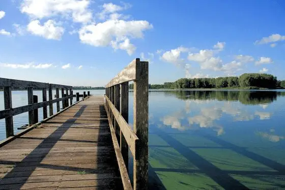 Geestmerambacht meer met houten steiger