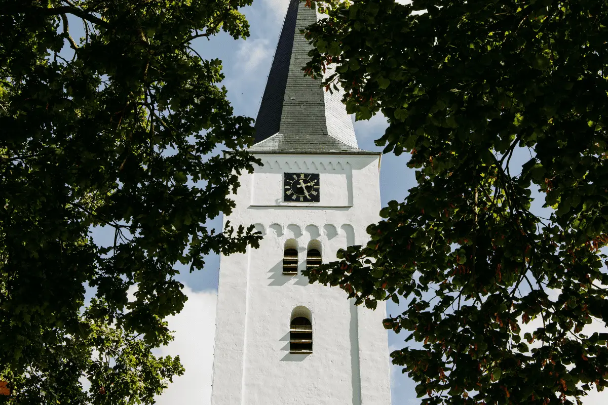 Aanzicht van de witte kerk in Heiloo