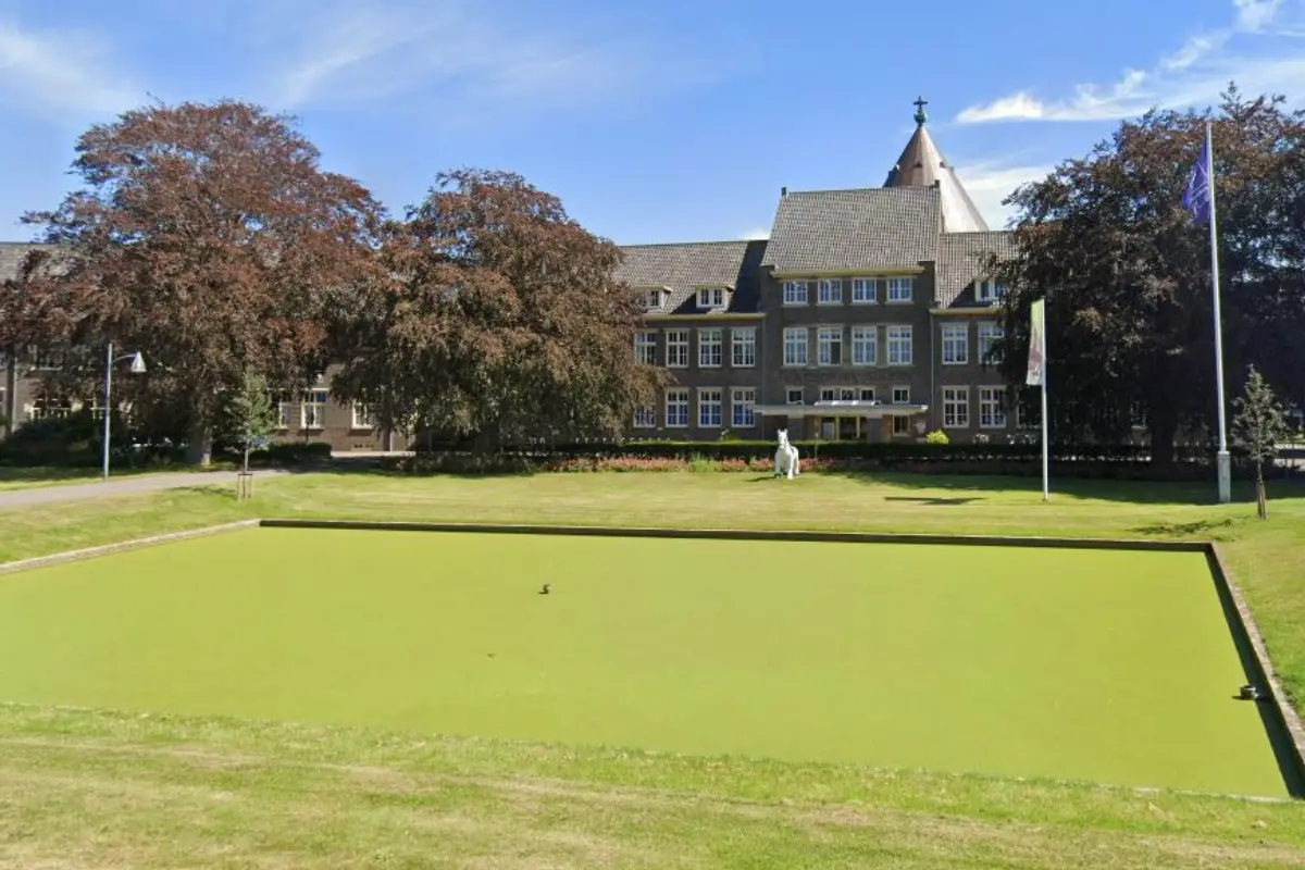 Museumkwartier vooraanzicht met gemaaid gras