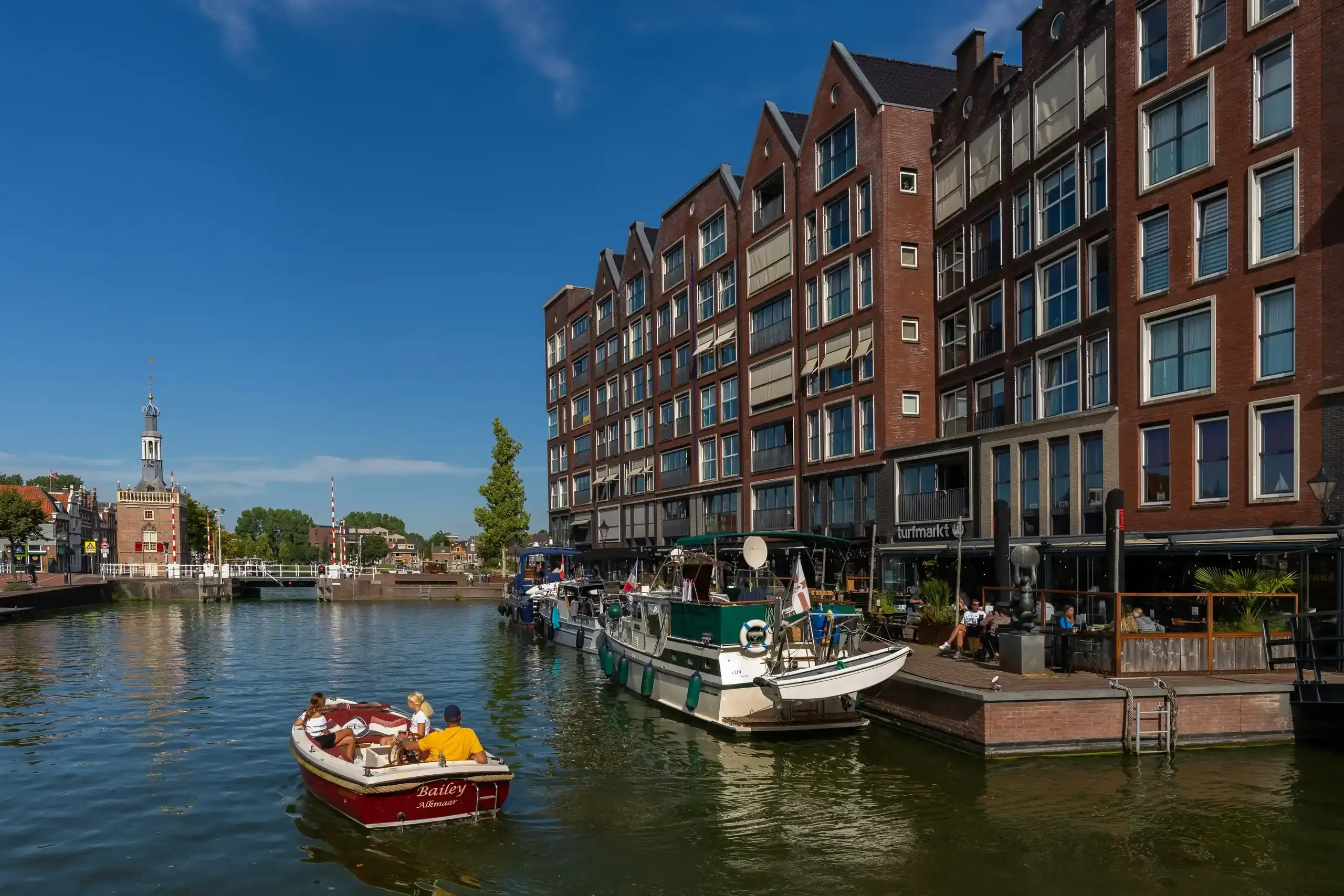 Noordhollandsch kanaal met rechts de turfmarkt in Alkmaar